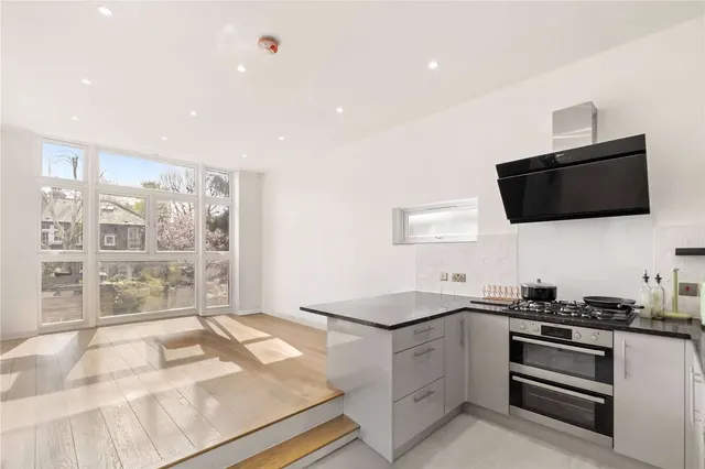 Battersea Park Road, London, SW11 4LR, photo 1
