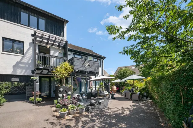 Marina Approach, Hayes, photo 1