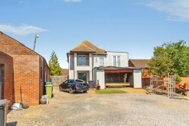 Photo 2 — Buckingham Road, Bletchley, Milton Keynes, Buckinghamshire, MK3