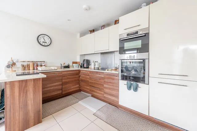 22 Monarch Court, Howard Road, Stanmore, photo 1