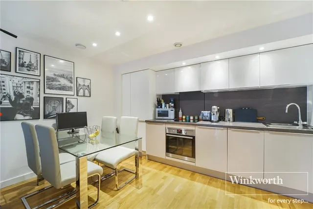 Baltic Avenue, Brentford, TW8, photo 1