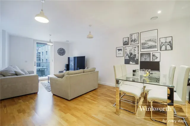 2 bedroom flat — Baltic Avenue, Brentford, TW8