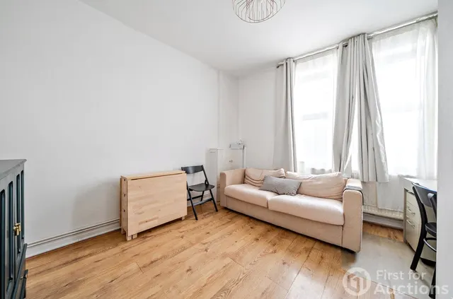 Market Terrace, Fees Apply, TW8, photo 3