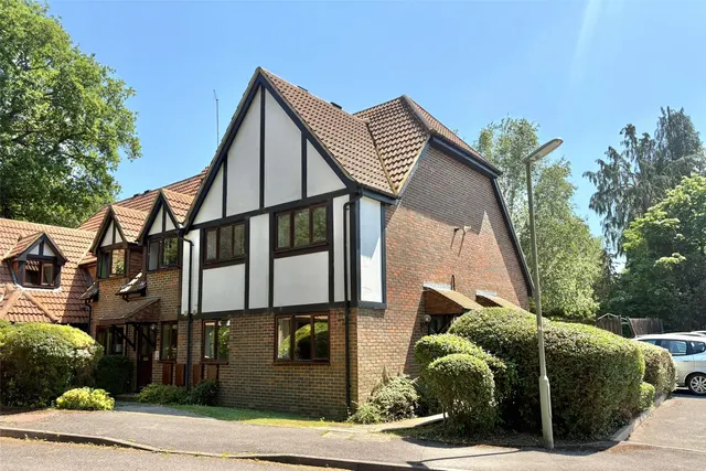 Broad Ha'penny, Wrecclesham, Farnham, Surrey, GU10 4TZ, photo 1