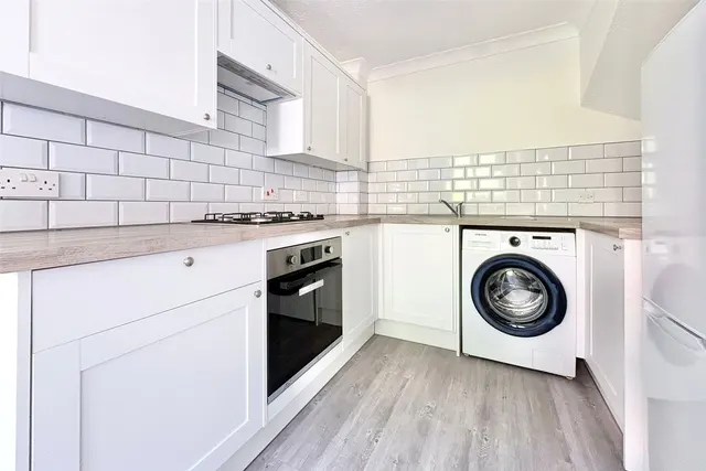 Photo 2 — Broad Ha'penny, Wrecclesham, Farnham, Surrey, GU10 4TZ