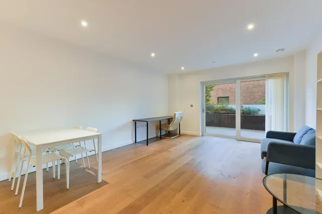 Poplar House, London, NW9, photo 1