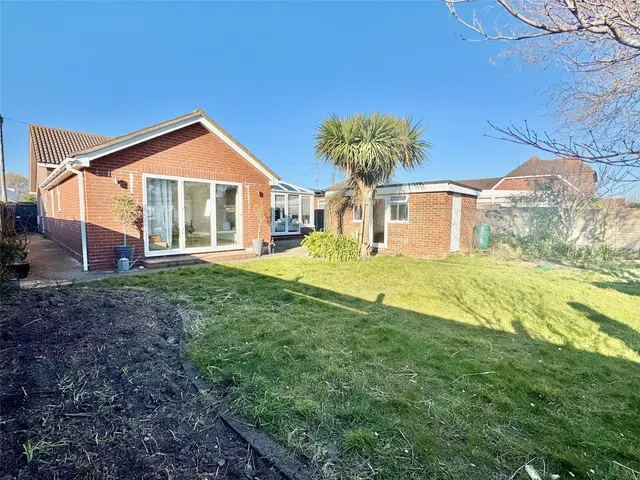 Sandy Point Road, Hayling Island, PO11, photo 2