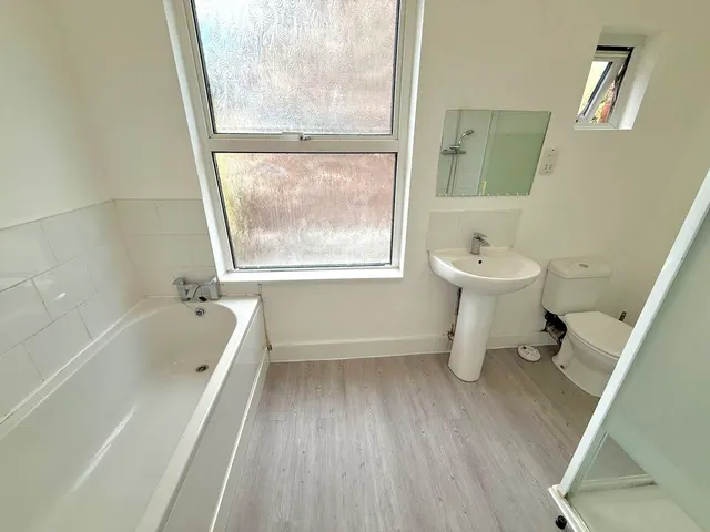 Photo 3 — Winfield Street, Dunstable LU6 1LS