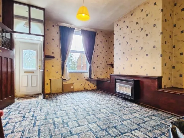 Oldham Road, Royton, OL2, photo 2