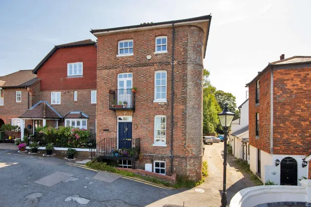 Cumberland Yard, Tunbridge Wells, Kent, TN1 1TY, photo 1
