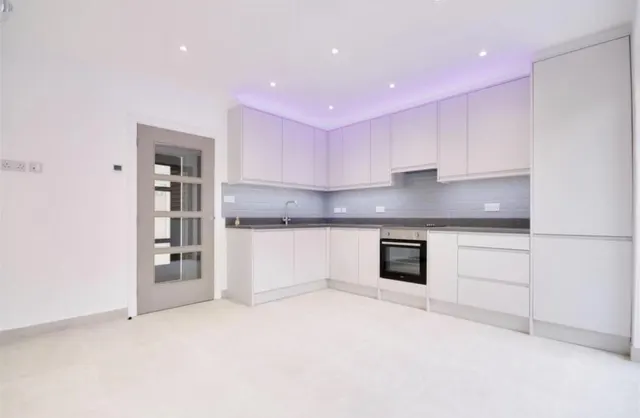 Chase Road, London, N14, photo 3