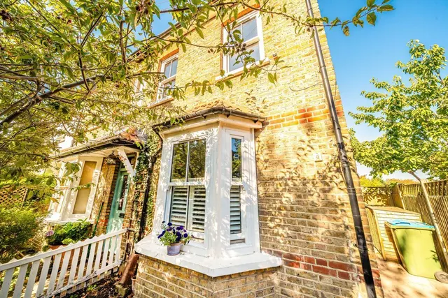 Myrtle Road, TW12, photo 1