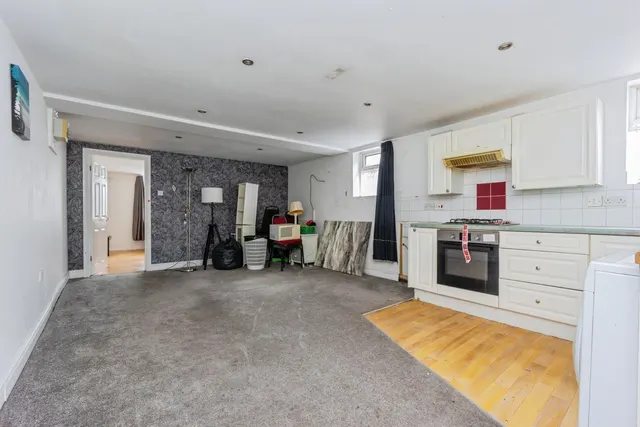 Photo 3 — Queens Road, Sale, Greater Manchester, M33