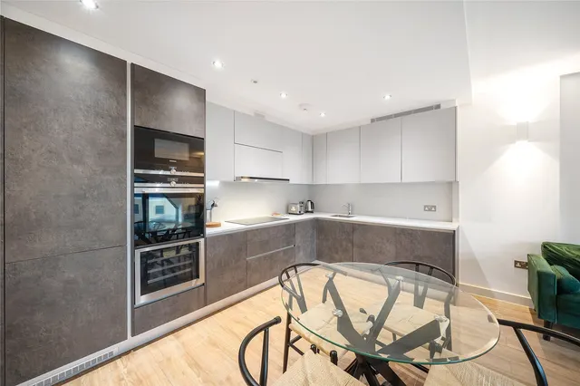 Photo 3 — St Georges Apartments, 368 High Street, Brentford, TW8