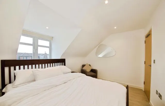 Oakleigh Road North, London, N20, photo 1