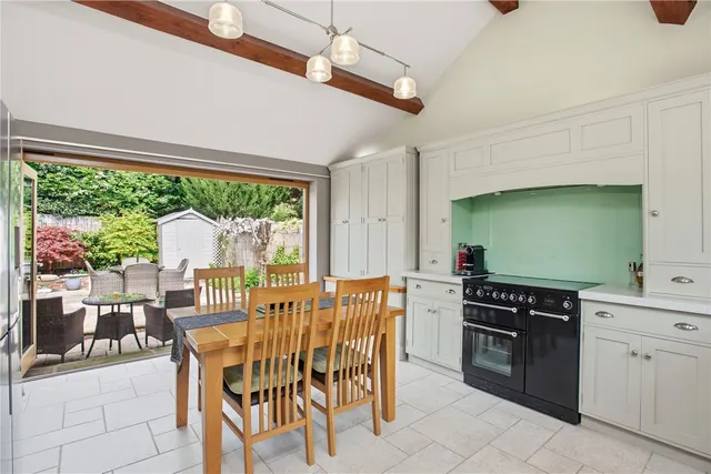 Photo 2 — Winston Close, Stratford-upon-Avon, Warwickshire, CV37