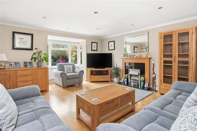 Photo 3 — Winston Close, Stratford-upon-Avon, Warwickshire, CV37