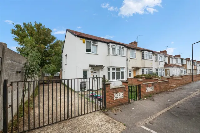 Richmond Crescent, Slough, photo 2