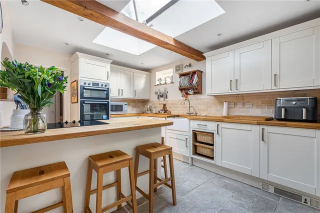 Wellington Place, High Street, SN8, photo 3