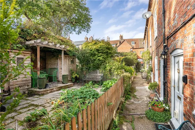 Wellington Place, High Street, SN8, photo 2
