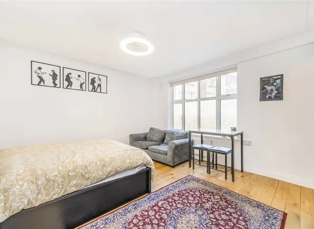 Edgware Road, Hyde Park, W2, photo 1