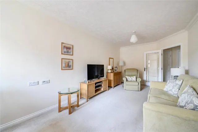 Avonbank Lodge, Newbury, RG14, photo 3