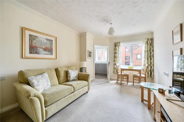 Avonbank Lodge, Newbury, RG14, photo 2