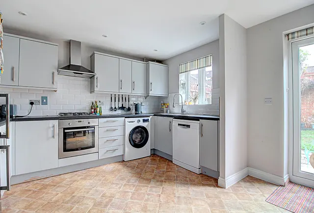 Appleton Drive, Basingstoke, RG24, photo 3