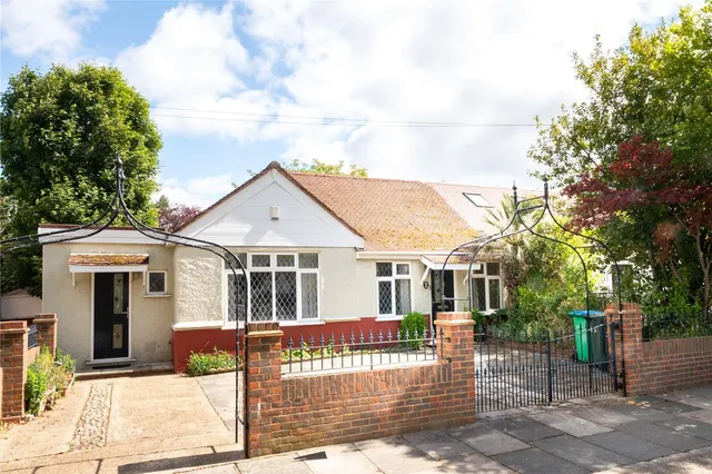 Lyndhurst Avenue, Twickenham, TW2, photo 1