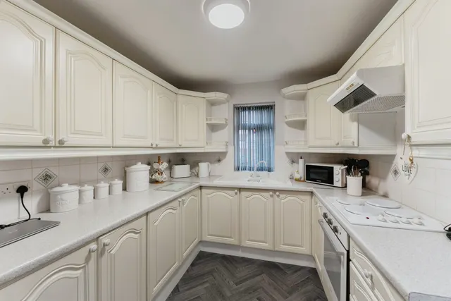 Lilac Grove, Whitby, CH66, photo 3