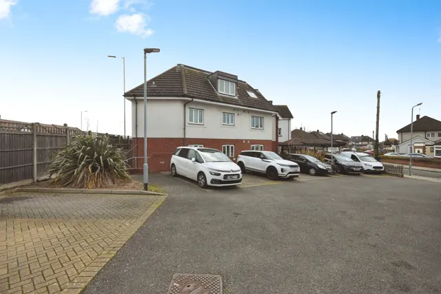 Gillian Crescent, Romford, RM2, photo 2