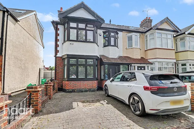 Aldborough Road North, Newbury Park, IG2, photo 1