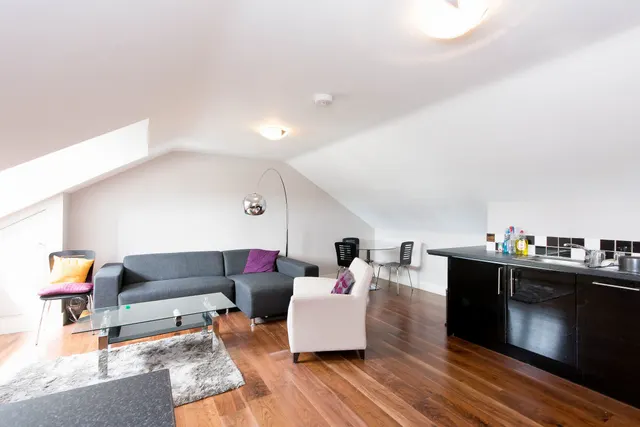 Flat E, 393 Chiswick High Road, London, photo 1