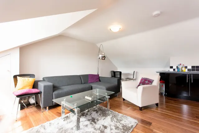 Photo 3 — Flat E, 393 Chiswick High Road, London