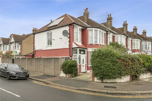 Riverway, London, N13, photo 1