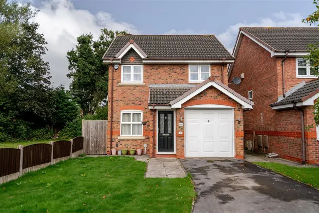 Photo 2 — Letcombe Close, Leigh