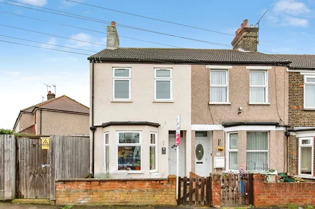 Palmerston Road, Grays, photo 1