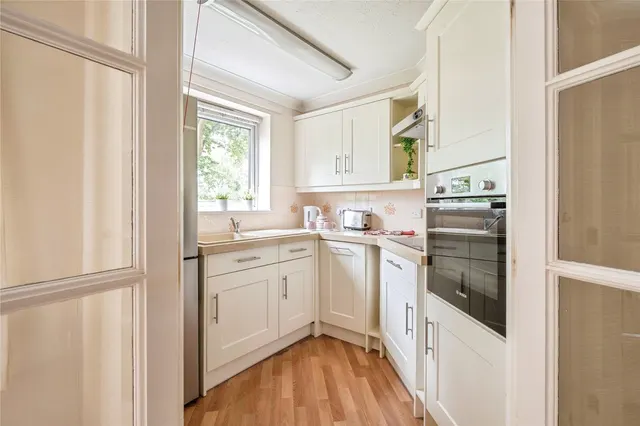 Manor Road North, Hinchley Wood, KT10, photo 3