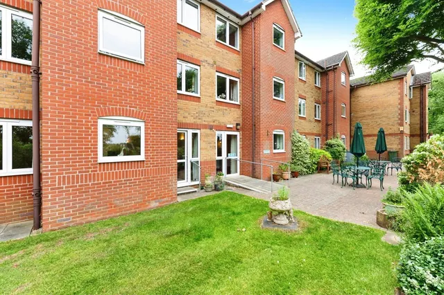 Manor Road North, Hinchley Wood, KT10, photo 2