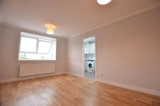 Alexandra Avenue, Camberley, GU15, photo 2