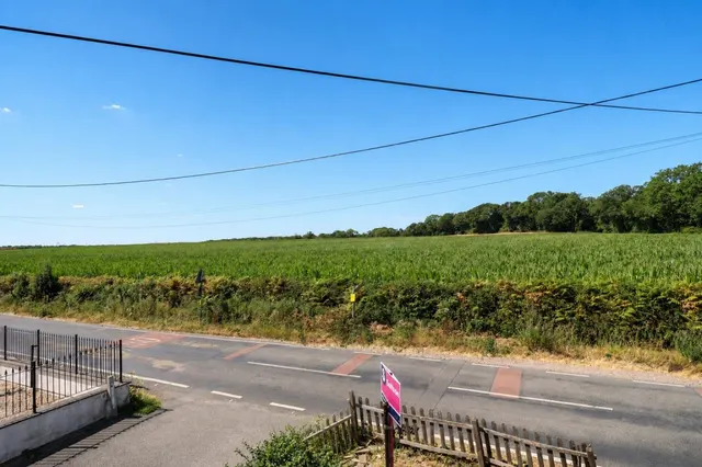 Crondall Lane, Crookham Village, photo 3