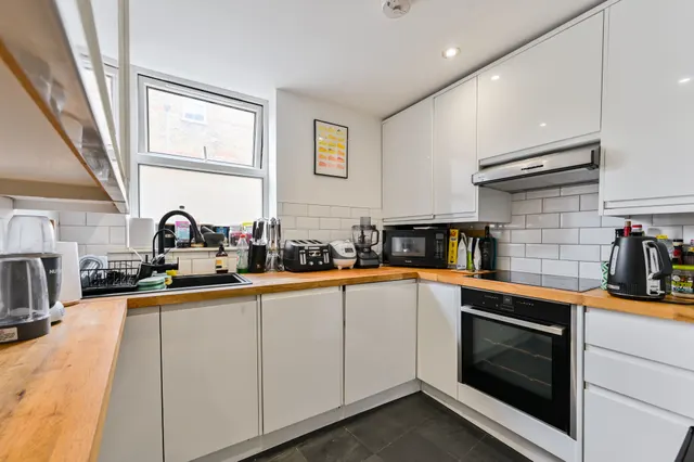 Photo 3 — Flat 1, 4 Boutflower Road, London