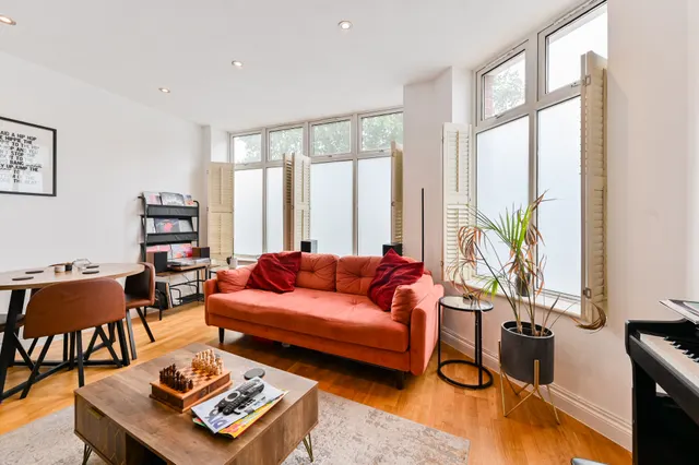 Photo 2 — Flat 1, 4 Boutflower Road, London
