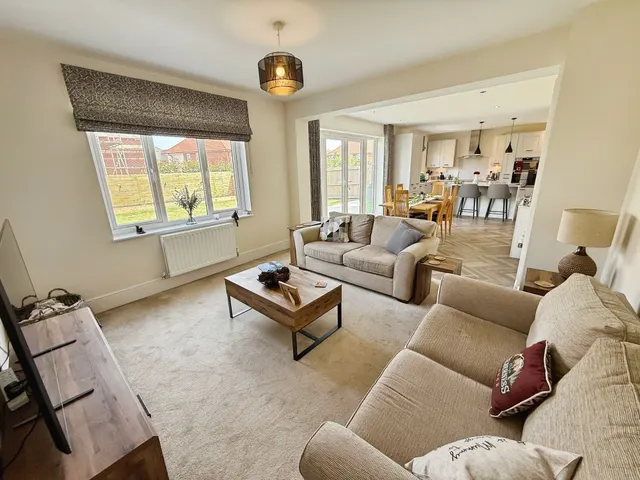 Beamont Crescent, Stockport, photo 2