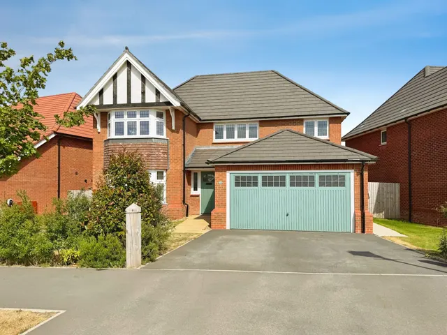 Beamont Crescent, Stockport, photo 1