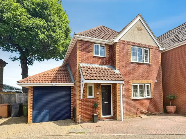 Oaktrees, Ash, Surrey, GU12 6QS, photo 1