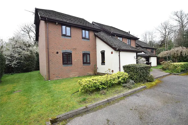 Campbell Close, Yateley, Hampshire, GU46 6GZ, photo 1