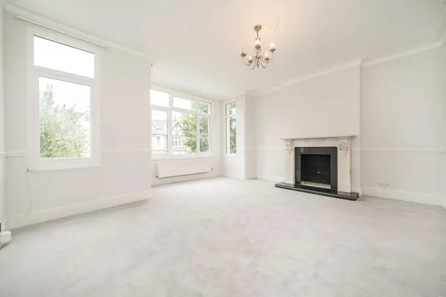 Chatsworth Gardens, W3, photo 3