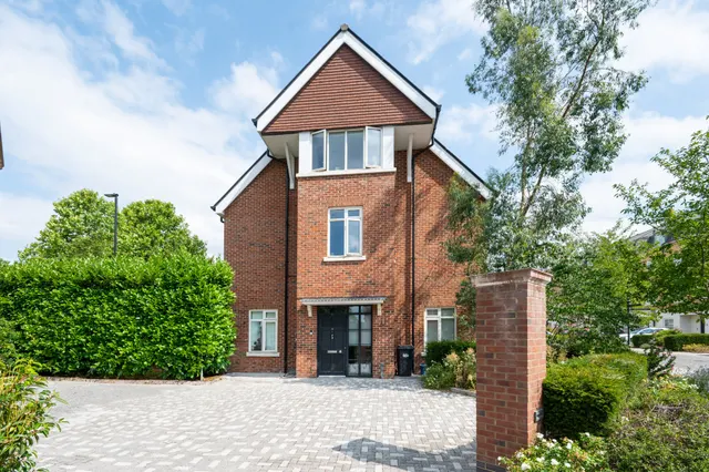 4 bedroom house — 16 Egerton Drive, Isleworth