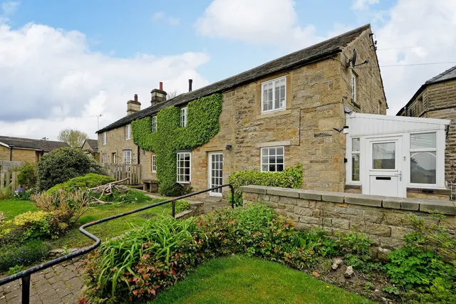 Over Road, Baslow, photo 1